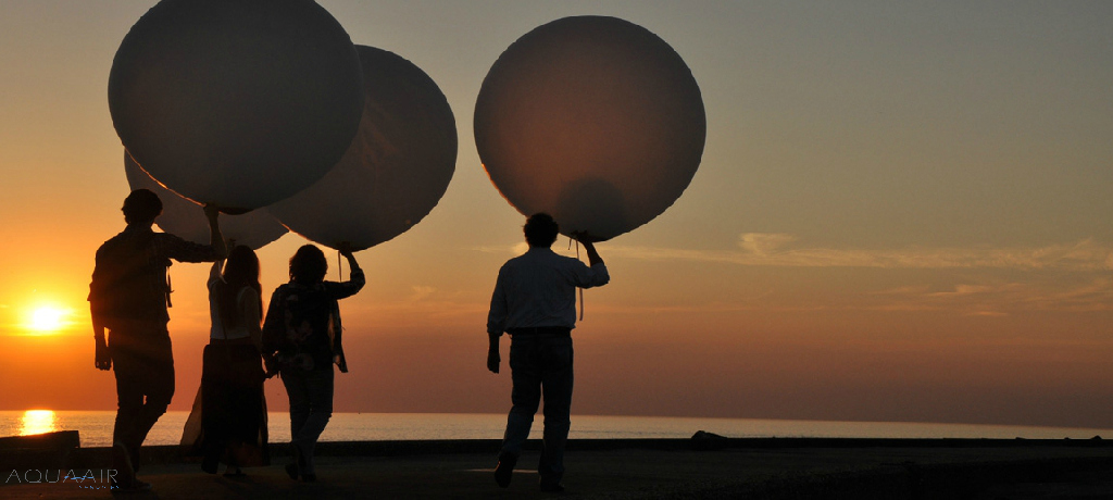 ballonverstrooiing bij zonsondergang van beide ouders